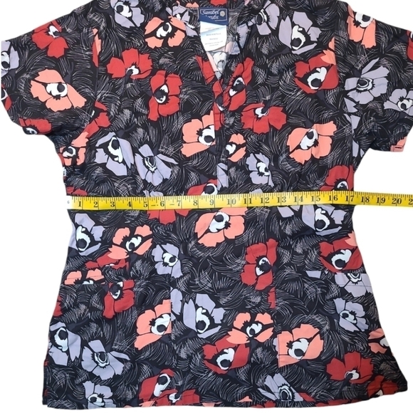 Sanibel Floral Scrub Top Gray Red Front Pockets Size Medium - Picture 5 of 6